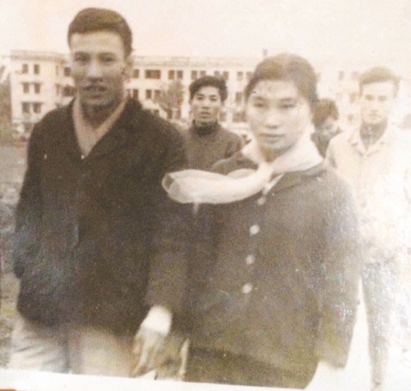 Cha mẹ tác giả - những người mang thời thanh xuân vào chiến trường. Ảnh chụp ngày 10/1/1972 Cha mẹ tác giả - những người mang thời thanh xuân vào chiến trường. Ảnh chụp ngày 10/1/1972