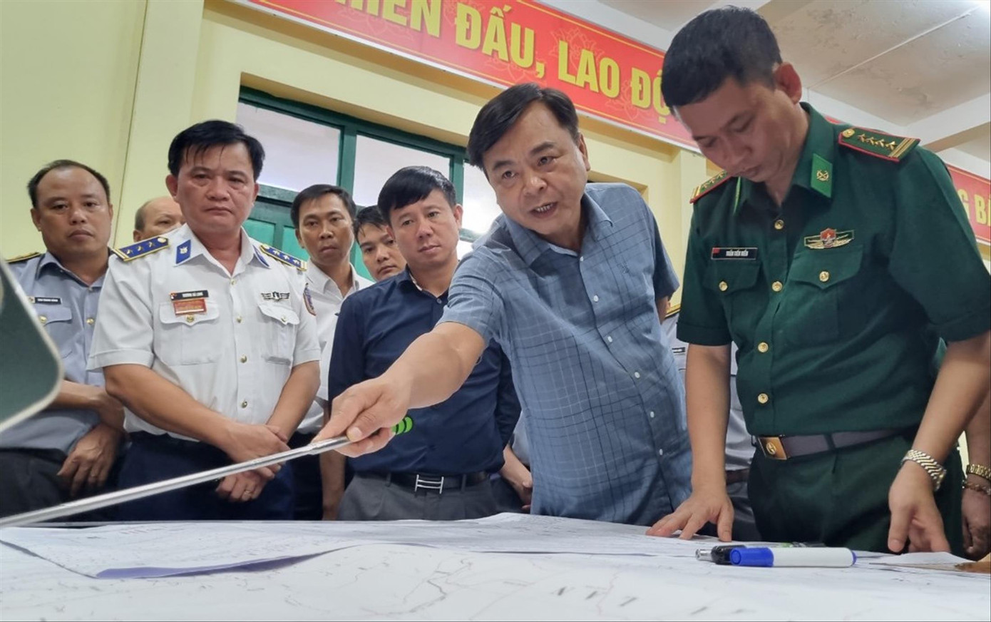 Thứ trưởng Bộ NN&amp;PTNT Nguyễn Hoàng Hiệp có mặt tại Sở chỉ huy tiền phương chỉ đạo khẩn cấp cứu nạn. Ảnh: Hoài Văn