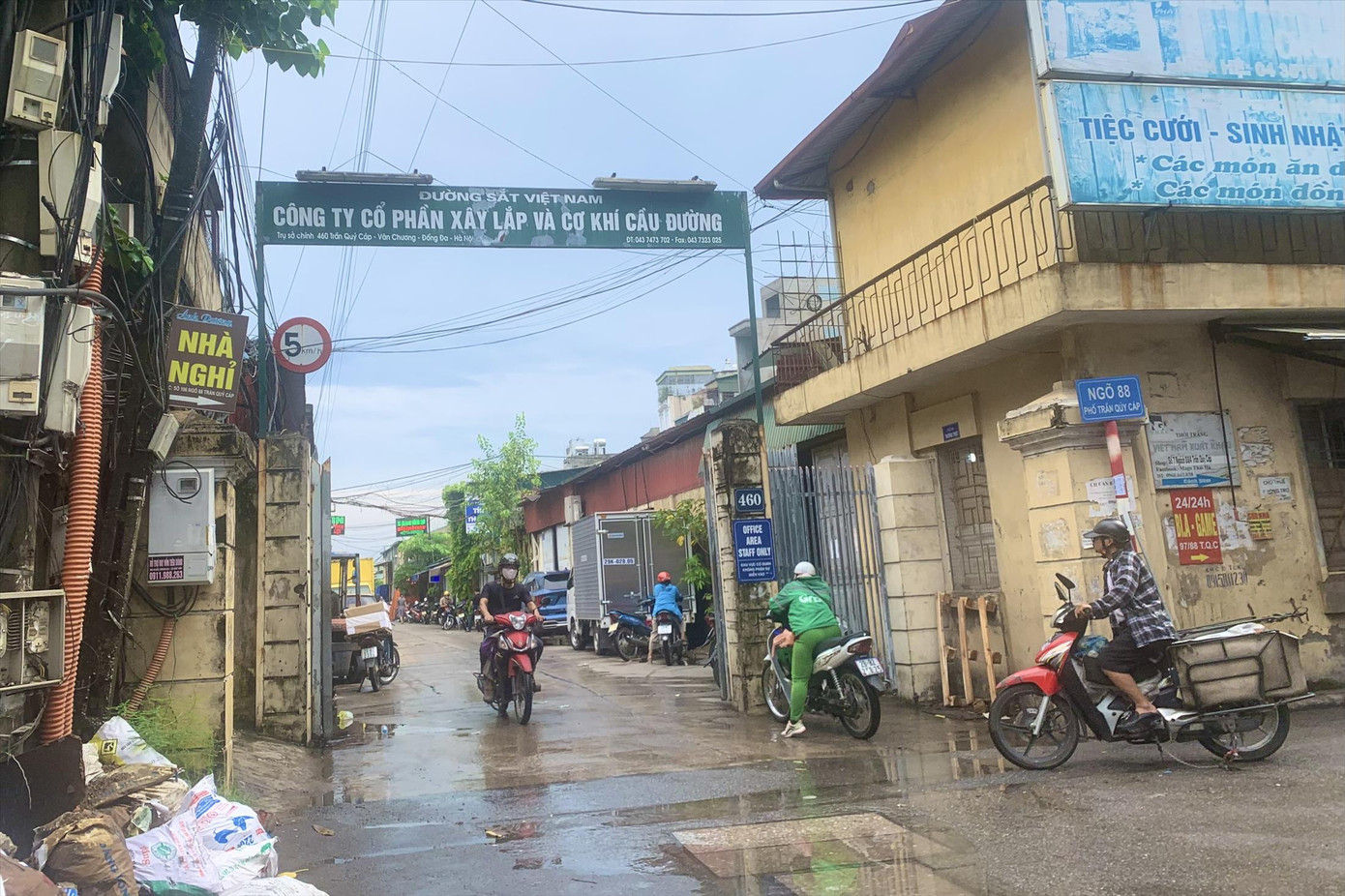 Công ty Cổ phần Xây lắp và cơ khí cầu đường (460 Trần Quý Cáp, quận Đống Đa) thuộc diện phải di dời để lấy quỹ đất phục vụ dự án đường sắt đô thị Hà Nội tuyến số 1. Ảnh: Duy Phạm