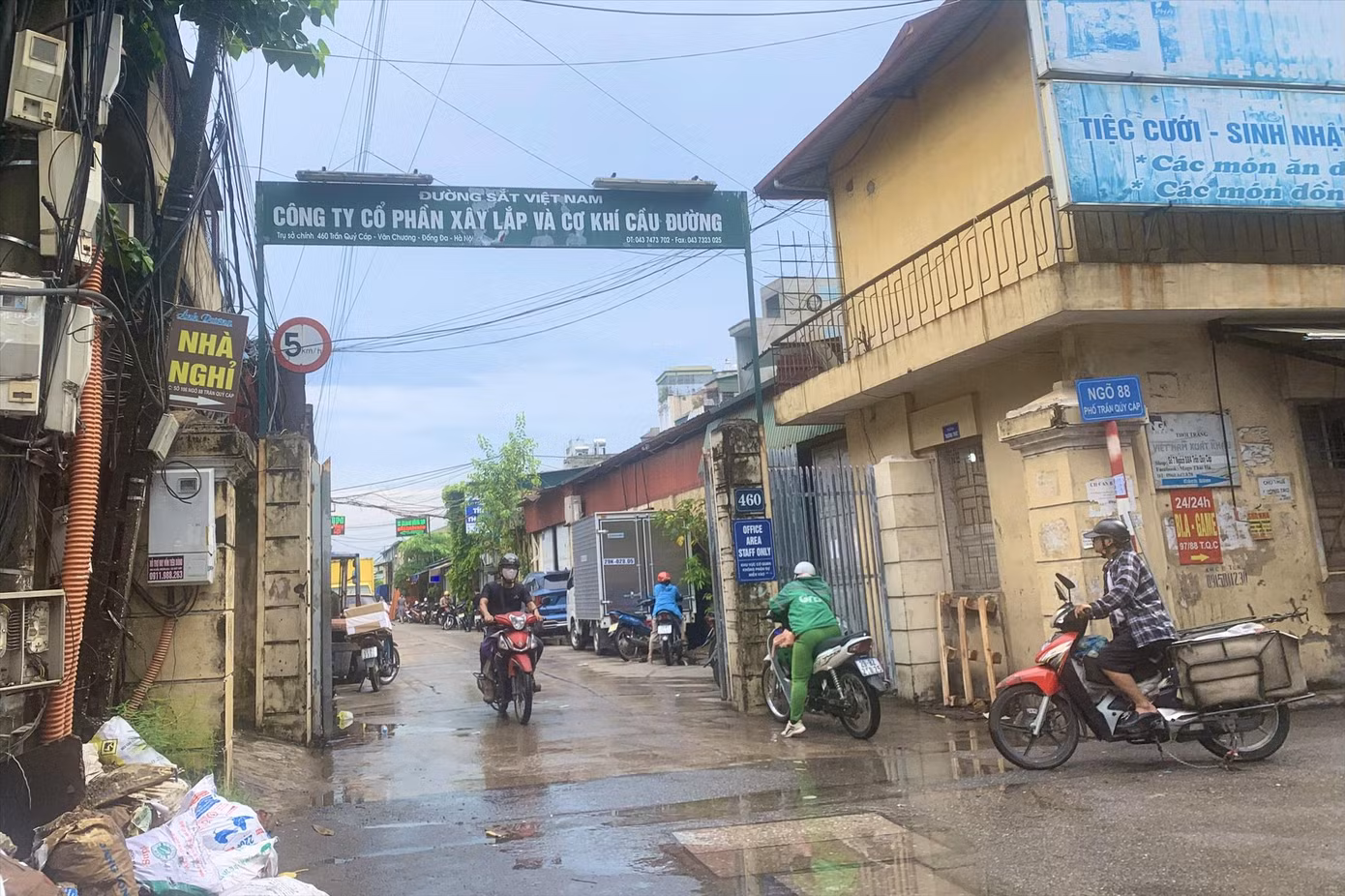 Công ty Cổ phần Xây lắp và cơ khí cầu đường (460 Trần Quý Cáp, quận Đống Đa) thuộc diện phải di dời để lấy quỹ đất phục vụ dự án đường sắt đô thị Hà Nội tuyến số 1. Ảnh: Duy Phạm Công ty Cổ phần Xây lắp và cơ khí cầu đường (460 Trần Quý Cáp, quận Đống Đa) thuộc diện phải di dời để lấy quỹ đất phục vụ dự án đường sắt đô thị Hà Nội tuyến số 1. Ảnh: Duy Phạm