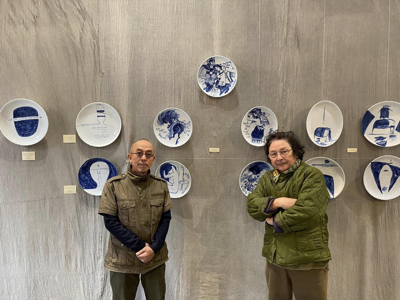 Họa sĩ Đức nhà sàn và họa sĩ Lê Trí Dũng trong triển lãm “Gốm Thiệp”