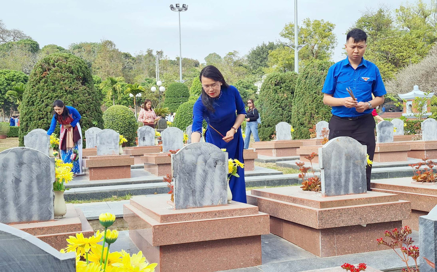 Các đoàn viên, thanh niên trong đoàn công tác thắp nén tâm hương trên từng phần mộ các anh hùng, liệt sĩ đã hi sinh trong chiến dịch Điện Biên Phủ Các đoàn viên, thanh niên trong đoàn công tác thắp nén tâm hương trên từng phần mộ các anh hùng, liệt sĩ đã hi sinh trong chiến dịch Điện Biên Phủ