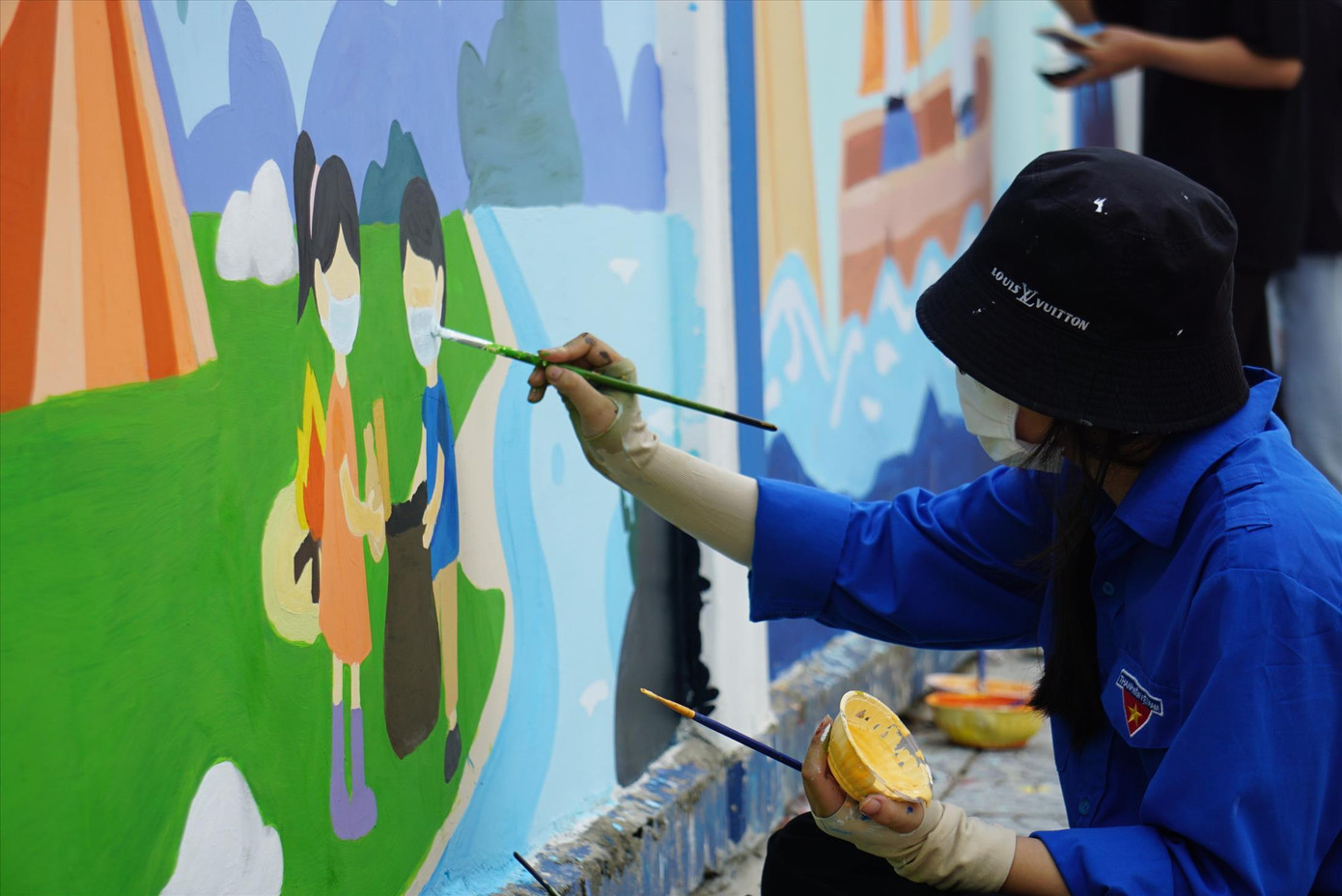 Qua bàn tay của các sinh viên kiến trúc, những mảng tường cũ kĩ dọc con đường Lạc Long Quân được khoác những tấm áo mới đẹp đẽ. - Ảnh: Giang Thanh Qua bàn tay của các sinh viên kiến trúc, những mảng tường cũ kĩ dọc con đường Lạc Long Quân được khoác những tấm áo mới đẹp đẽ. - Ảnh: Giang Thanh