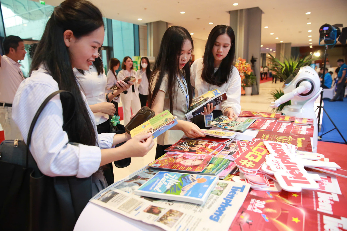 Bạn đọc trẻ đến với ngày hội báo 2025. Ảnh: Hồng vĩnh