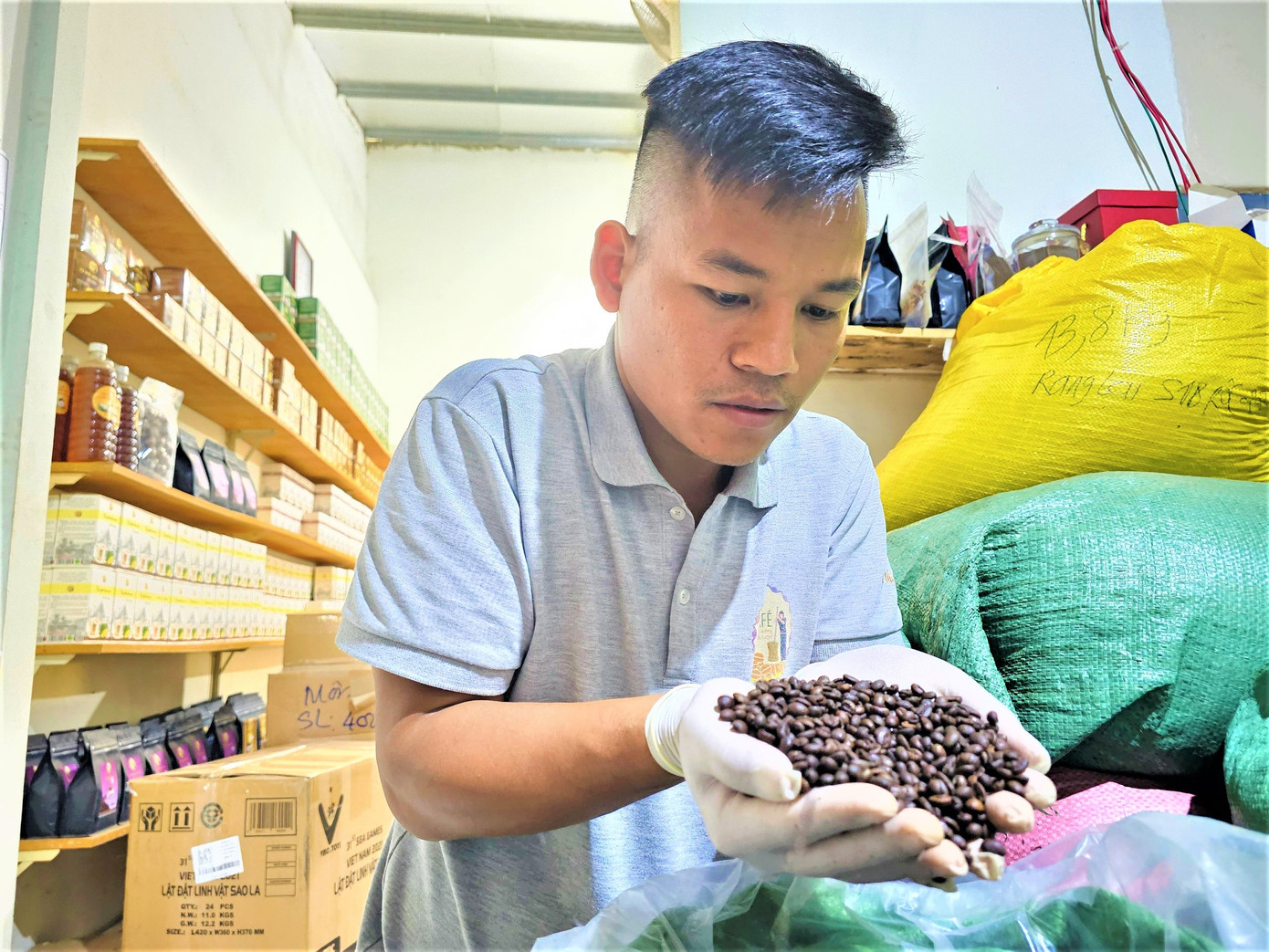 Cà phê sau khi rang xong sẽ đem đi ủ cho hương thơm đặc biệt