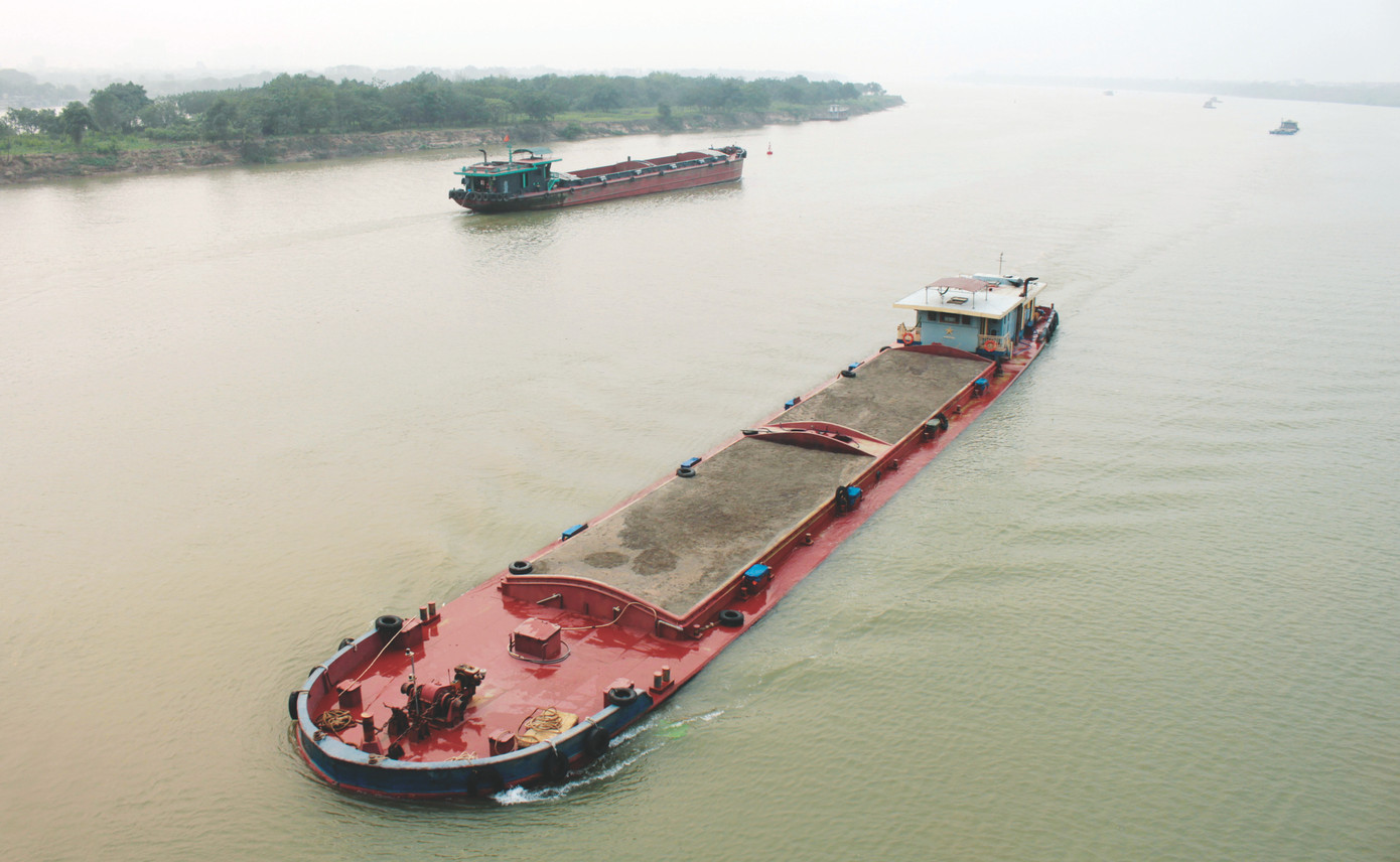 Cả chục tàu có dấu hiệu chở quá tải trên sông Hồng nhiều ngày như thế này nhưng Cảnh sát đường thủy Hà Nội không có hồ sơ kiểm tra, xử lý