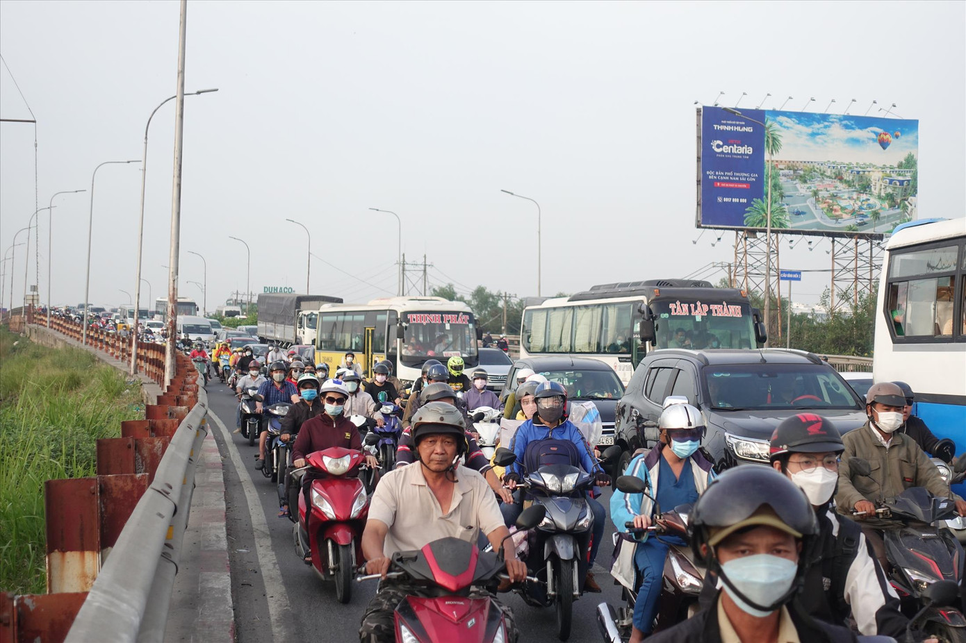 Quốc lộ 1 đoạn từ An Lạc đến ranh giới tỉnh Long An thường xảy ra ùn tắc. Ảnh: Hữu Huy