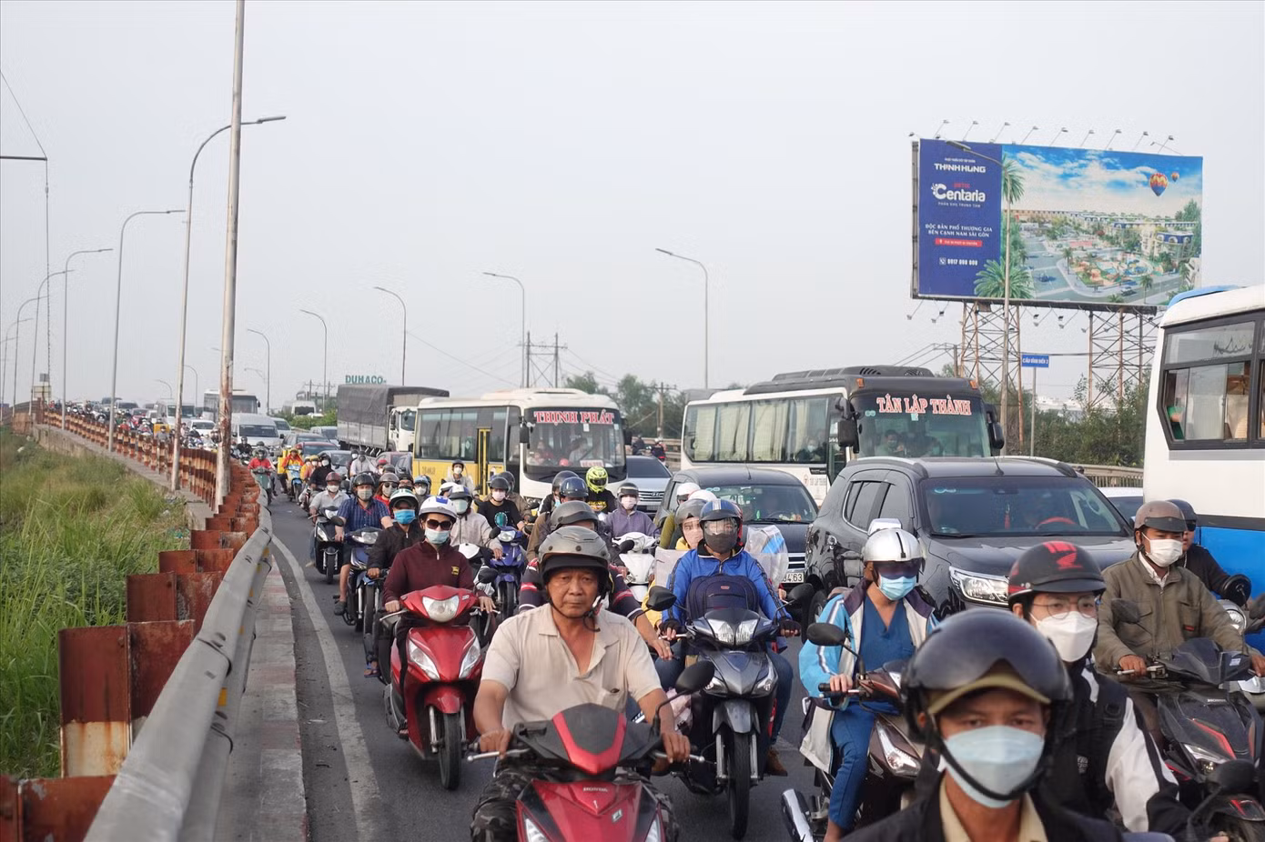 Quốc lộ 1 đoạn từ An Lạc đến ranh giới tỉnh Long An thường xảy ra ùn tắc. Ảnh: Hữu Huy