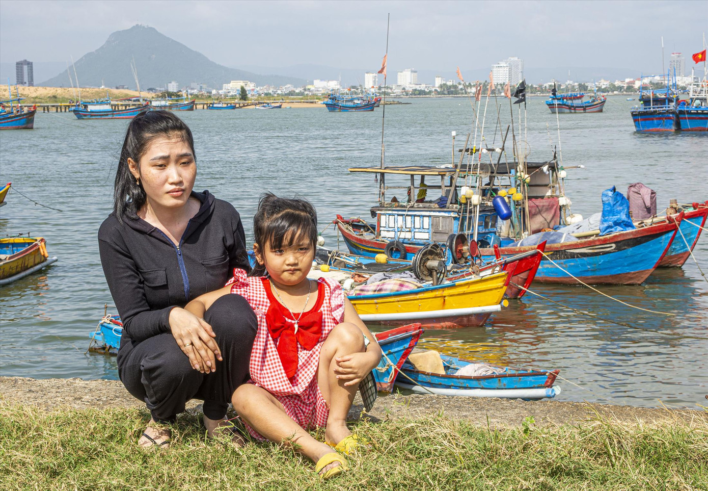Chị Võ Thị Oanh ngồi đợi tin chồng đúng vị trí từng chụp ảnh cưới năm 2018 - Ảnh: Văn Chương