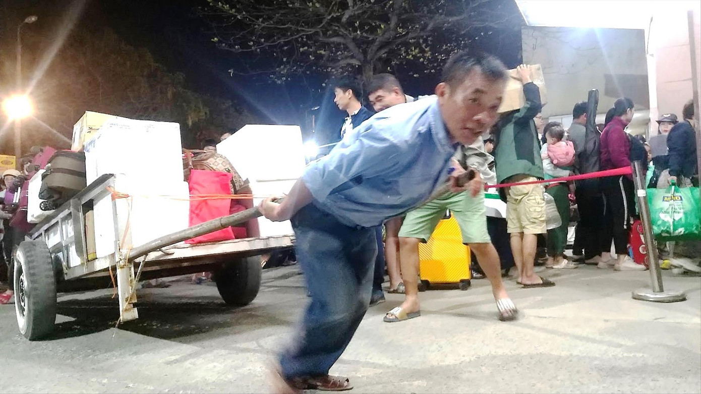 Cửu vạn nhọc nhằn mưu sinh giữa dòng người ngược xuôi nơi sân ga Cửu vạn nhọc nhằn mưu sinh giữa dòng người ngược xuôi nơi sân ga