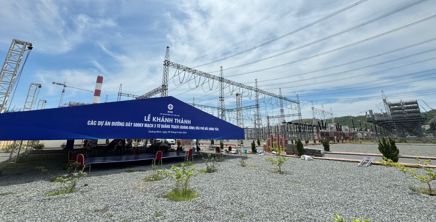 Hàng chục người tất bật dựng rạp, chuẩn bị cho lễ khánh thành. Hàng chục người tất bật dựng rạp, chuẩn bị cho lễ khánh thành.