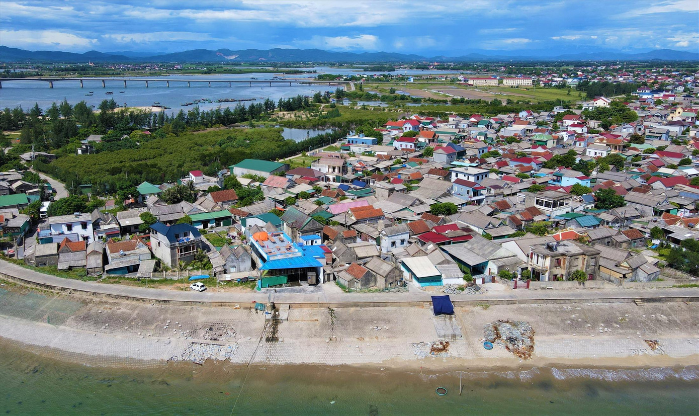 Người dân sống bất an bên tuyến kè biển gãy sụp