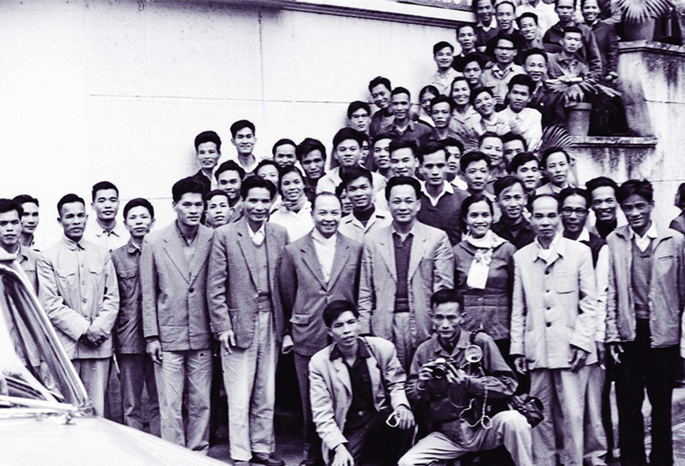 Tổng Bí thư Trường Chinh trong lần đến thăm báo Tiền Phong