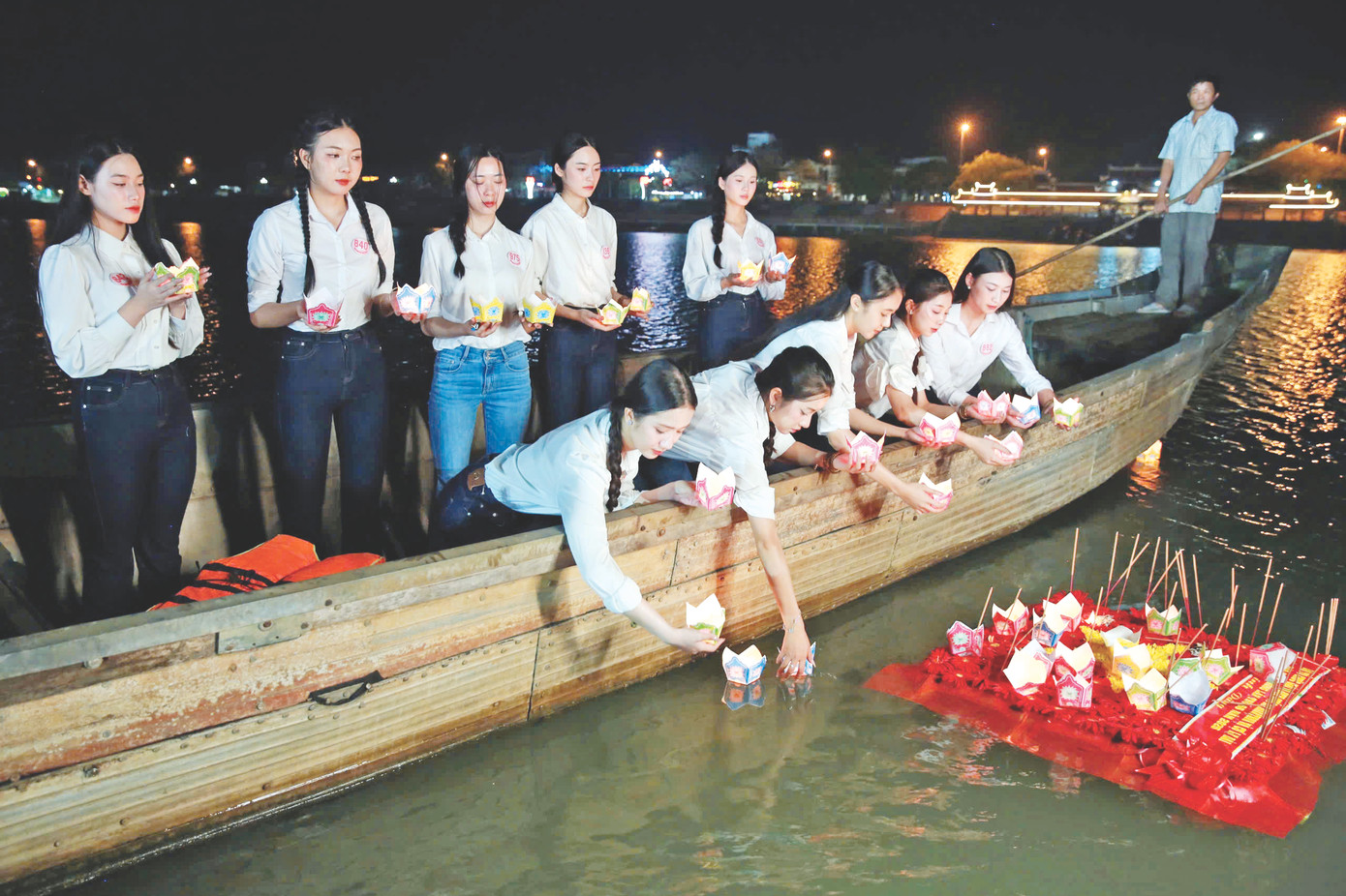 Thí sinh dự thi Hoa hậu Việt Nam 2024 thả hoa đăng trên dòng sông Thạch Hãn Ảnh: Hồng Vĩnh