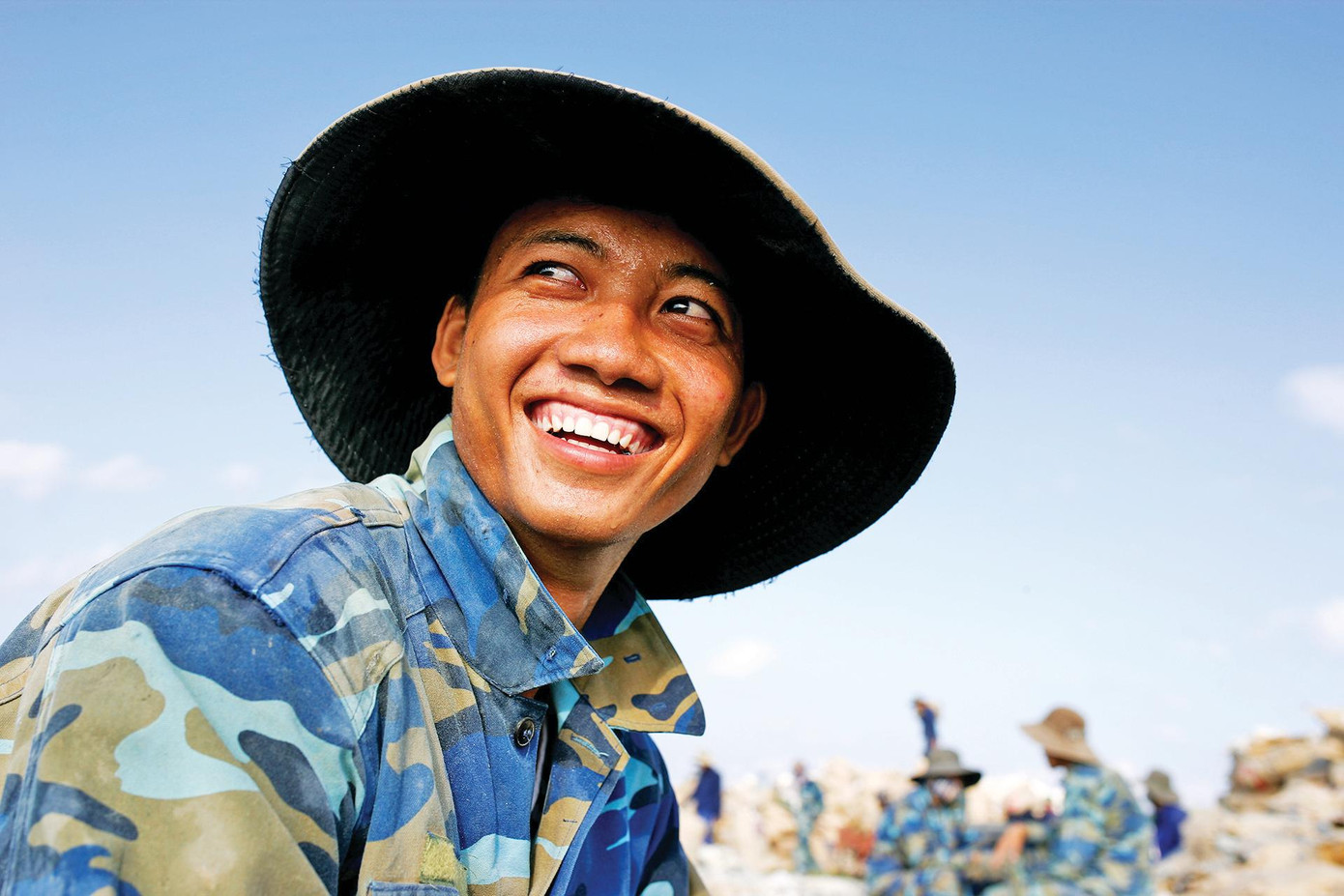 Nụ cưới chiến sỹ ở Trường Sa. Ảnh: Thành Thế Vinh