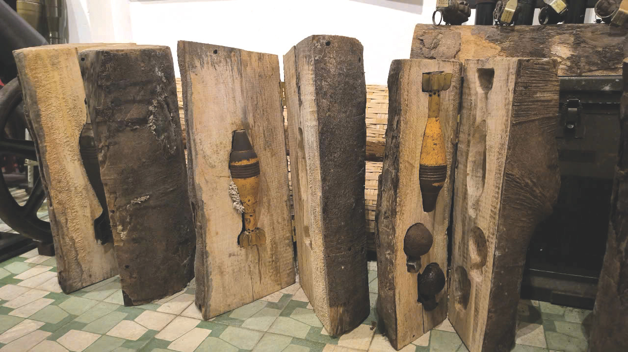 Những khúc gỗ được ngụy trang để che giấu vũ khí bên trong do lực lượng biệt động vận chuyển vào nội thành