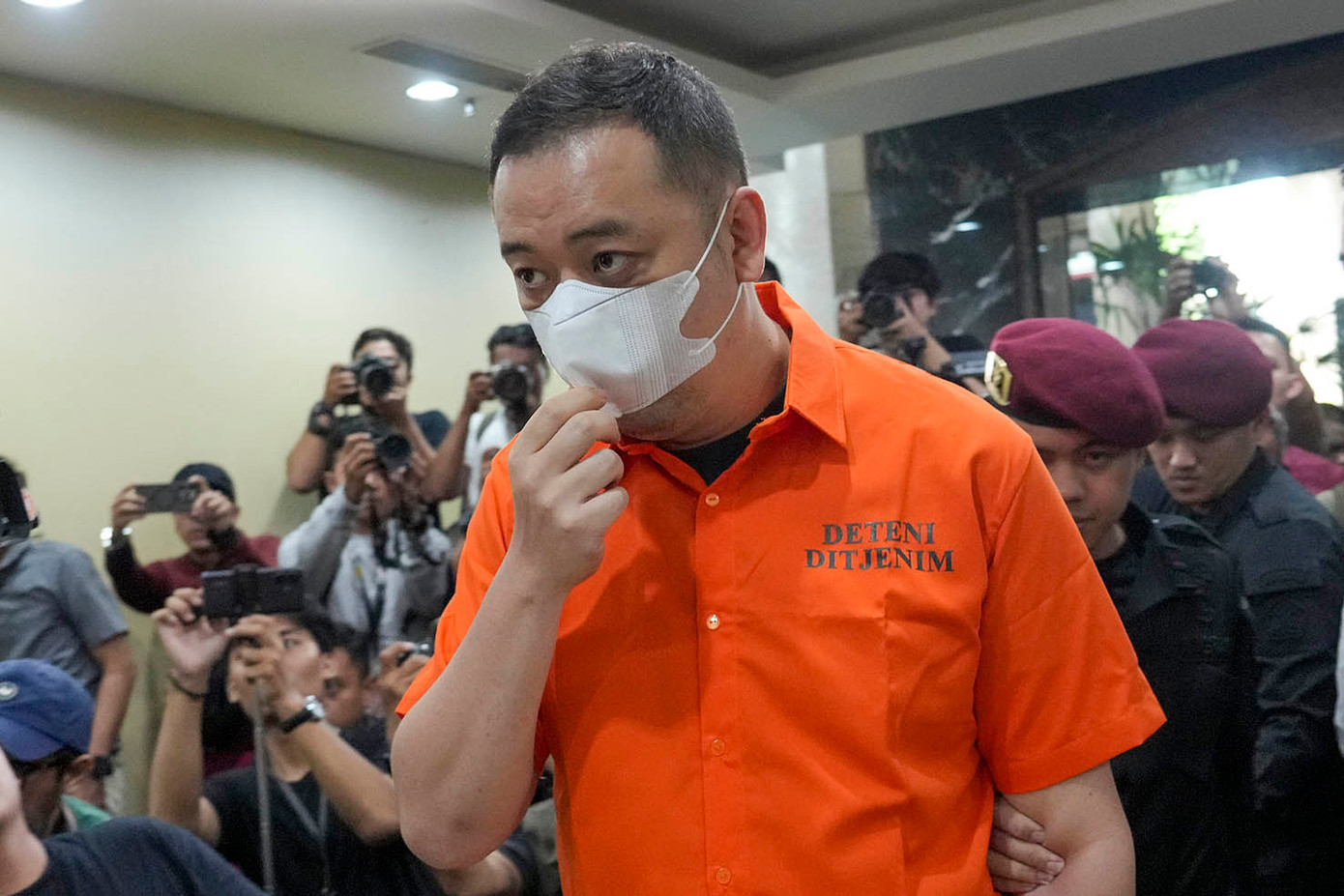 Lâm Cường bị đưa ra trước cuộc họp báo ở Indonesia Lâm Cường bị đưa ra trước cuộc họp báo ở Indonesia