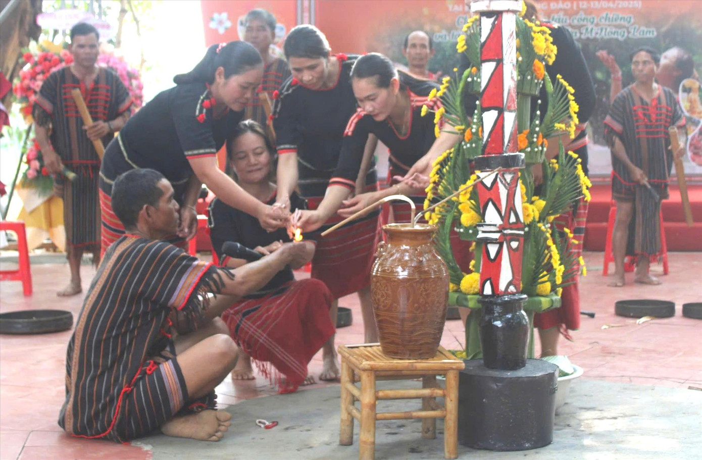 Những người phụ nữ M’nông lấy lửa từ thầy cúng