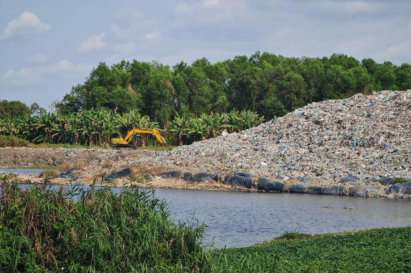 Bãi rác chất cao như núi của Nhà máy rác Cà Mau. ẢNH: TÂN LỘC Bãi rác chất cao như núi của Nhà máy rác Cà Mau. ẢNH: TÂN LỘC