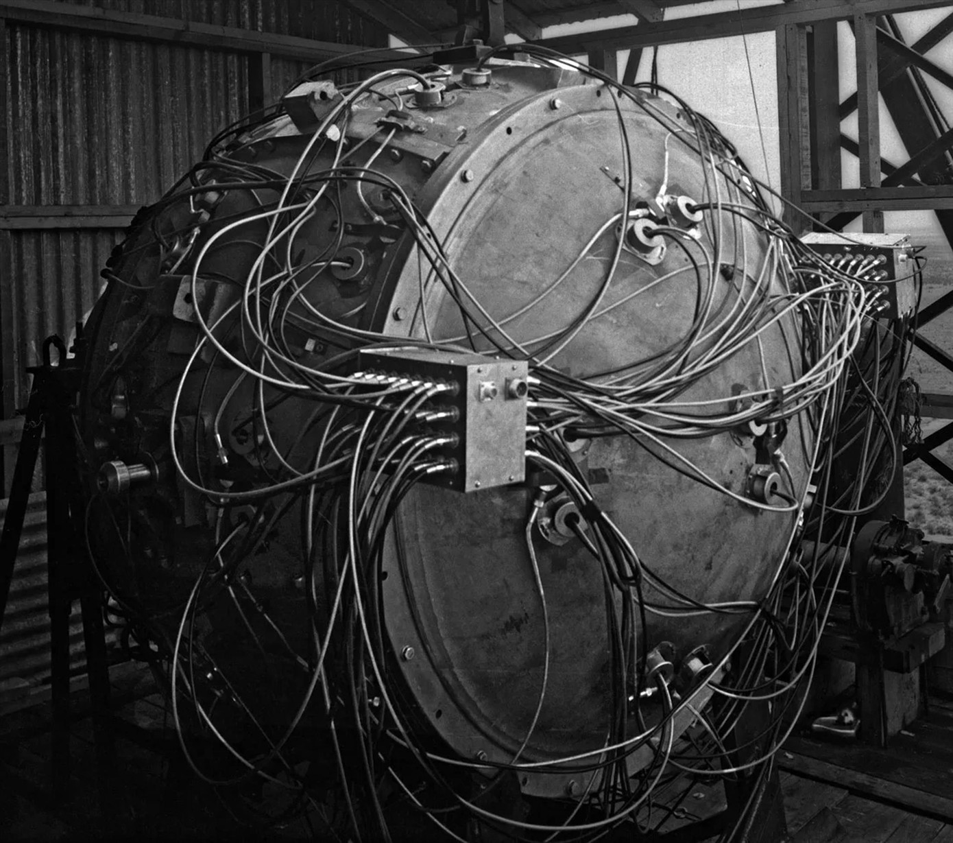 Quả bom nguyên tử đầu tiên mang tên Trinity của loài người. Ảnh: Los Alamos