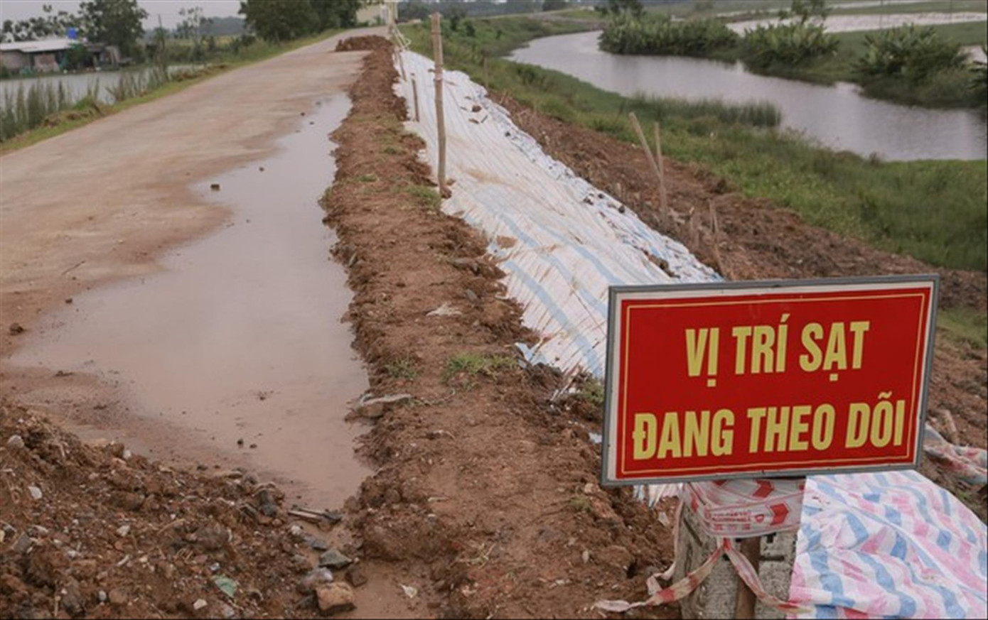 Vị trí sạt lở, sụt lún trên đê sông Mã