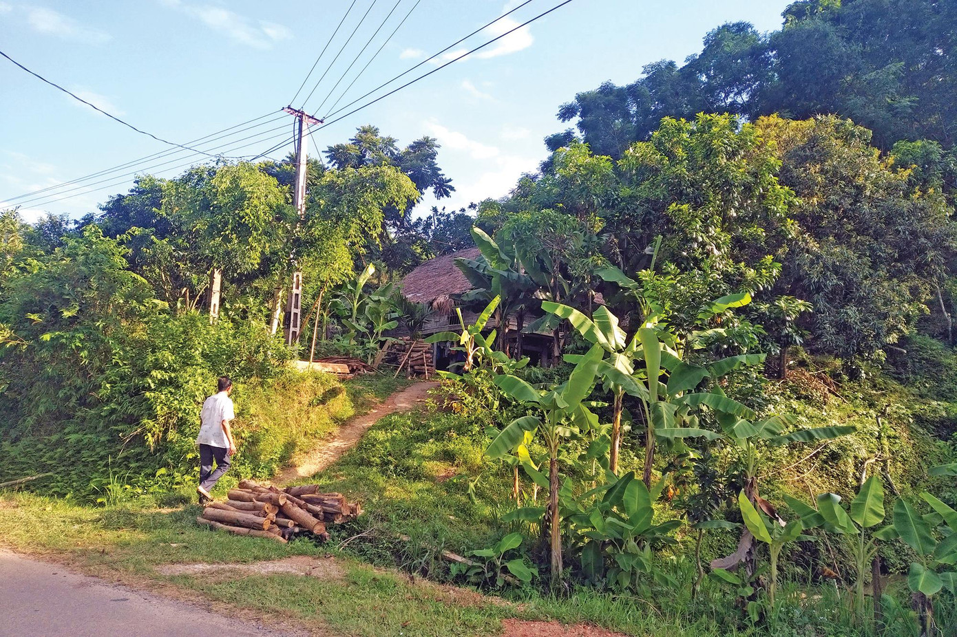 Nền móng nhà Phủ Mường Khòong, hiện đang có người dân sinh sống Nền móng nhà Phủ Mường Khòong, hiện đang có người dân sinh sống