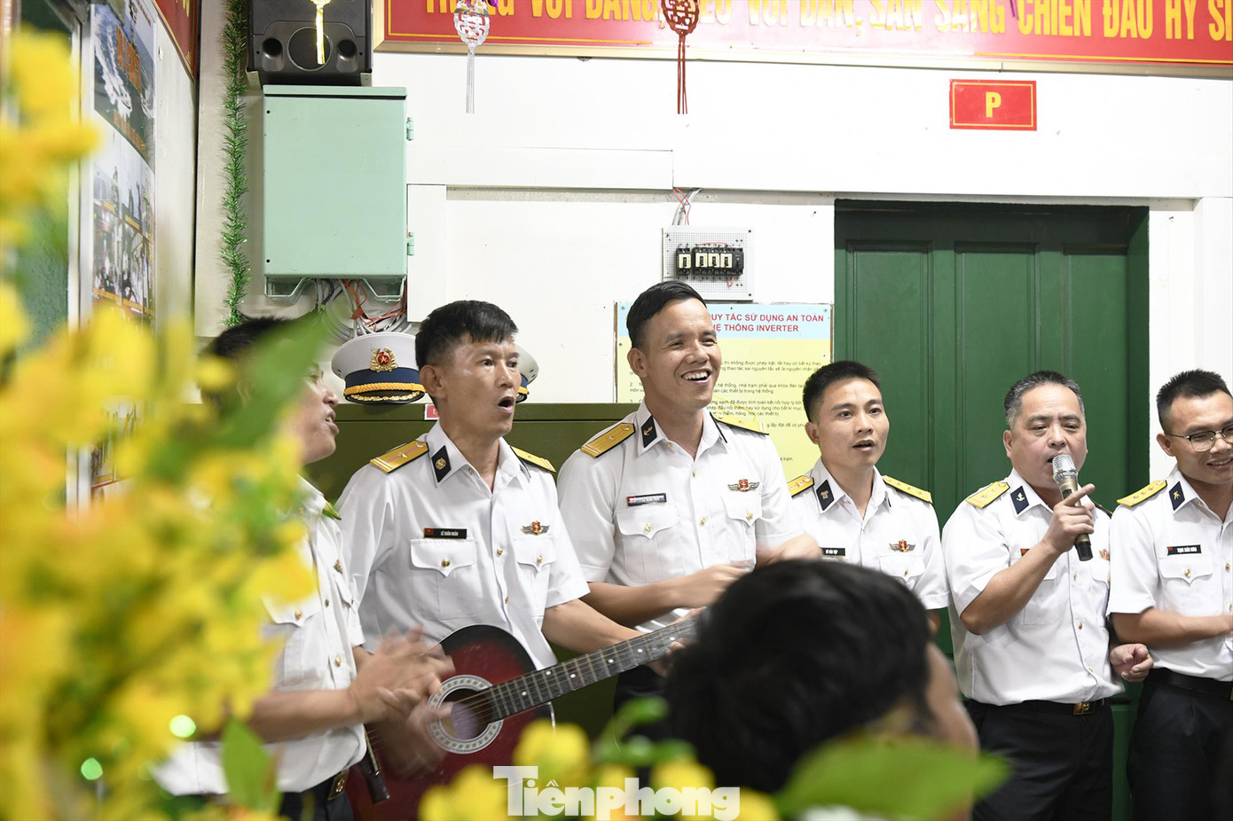 Các chiến sĩ nhà giàn DK1/10 giao lưu văn nghệ chào năm mới Các chiến sĩ nhà giàn DK1/10 giao lưu văn nghệ chào năm mới