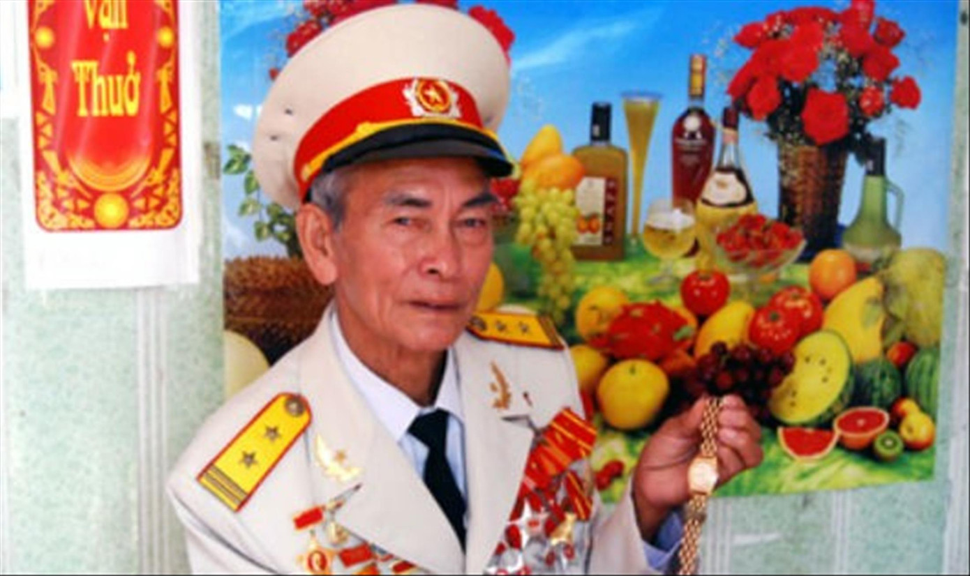 Anh hùng Nông Văn Nghi giới thiệu chiếc đồng hồ mà Bác Hồ tặng ông. Ảnh: Duy Chiến.