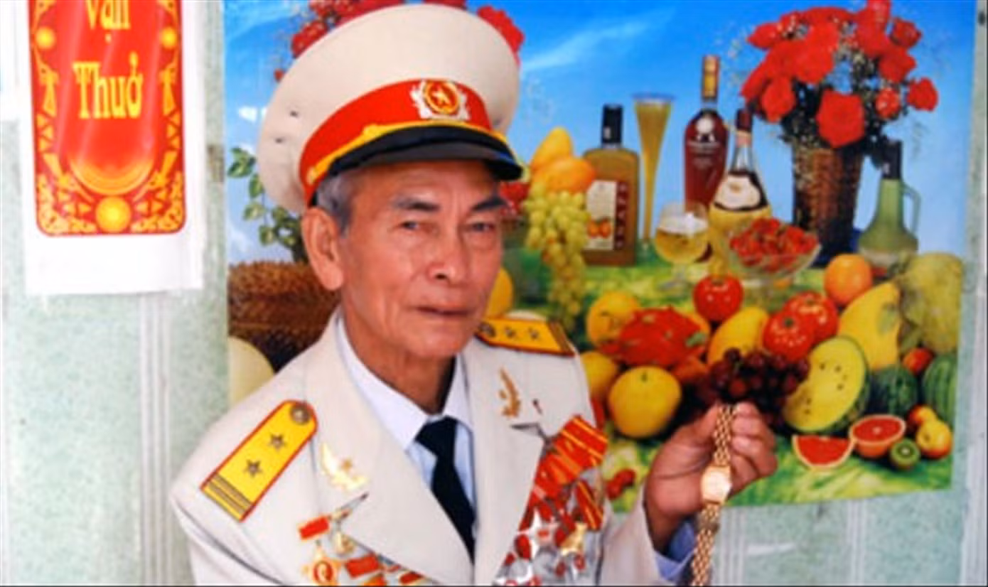 Anh hùng Nông Văn Nghi giới thiệu chiếc đồng hồ mà Bác Hồ tặng ông. Ảnh: Duy Chiến.