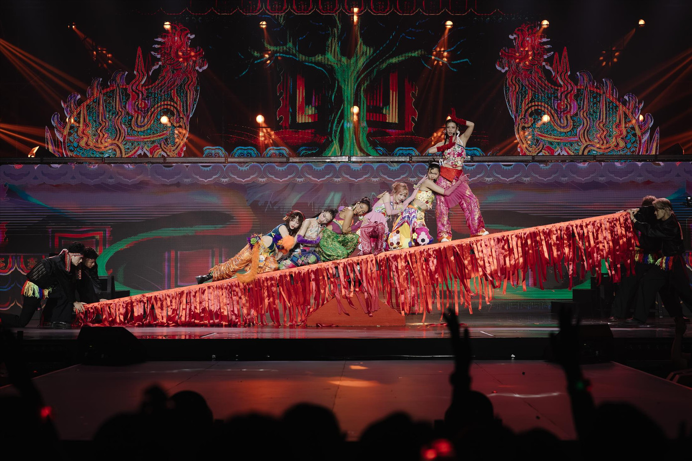 Tiết mục Cầu duyên giúp đội Mai Tinhvi bảo toàn được thành viên. Ảnh: BTC