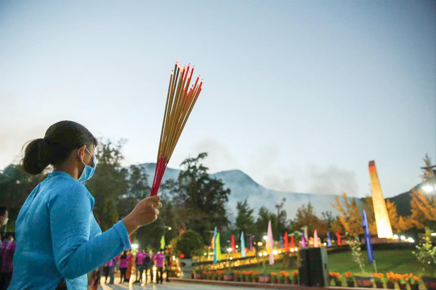 Dâng hương, thắp nến tưởng nhớ các anh hùng liệt sĩ tại Nghĩa trang Hàng Dương. Anh: Hồng Vĩnh