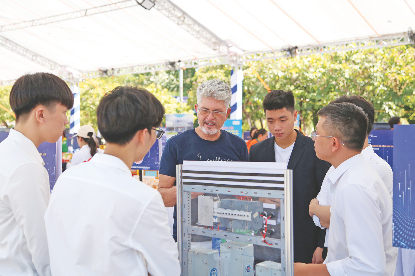 Chuyên gia khởi nghiệp Aaron Everhart (Giám đốc Draper Startup House Việt Nam, thứ 3 từ trái sang) chọn Đà Nẵng để hỗ trợ các start-up. Ảnh: Giang Thanh