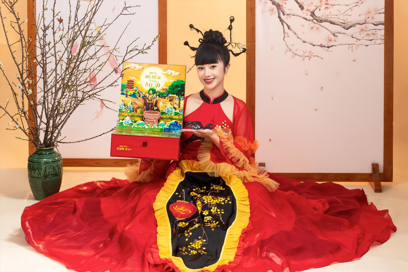 CEO Nguyễn Thị Thu Hoa bên Hộp quà Con Cui. ẢNH: NVCC