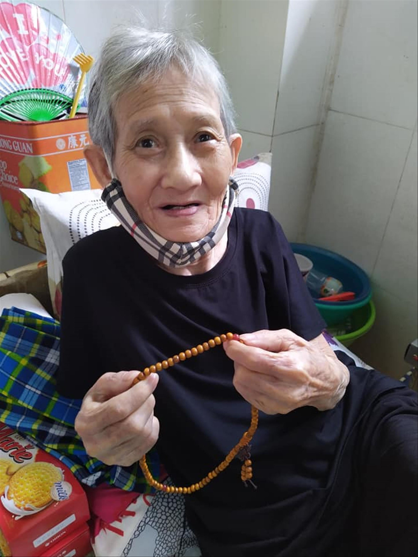 Cụ già 83 tuổi neo đơn khó khăn phải tìm chốn nương tựa là mái chùa ở quận 8, TPHCM trong “tháng cô hồn”. Ảnh: T.N.A