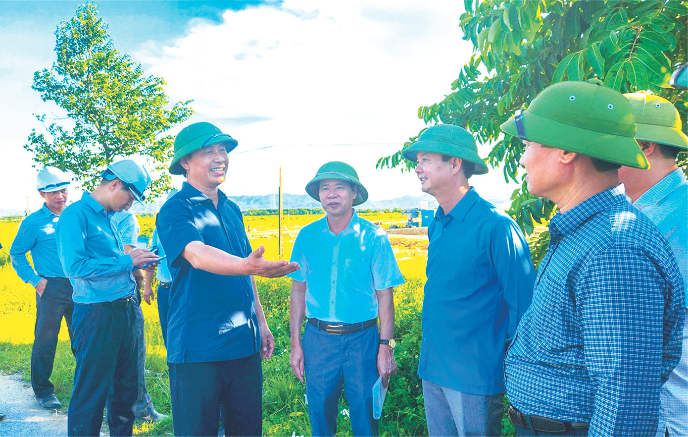 Lãnh đạo Bộ GTVT thường xuyên kiểm tra hiện trường cao tốc Bắc - Nam để kịp gỡ vướng mắc, thúc tiến độ (Trong ảnh, Thứ trưởng GTVT Lê Đình Thọ - thứ 3 từ trái sang kiểm tra dự án cao tốc qua Hà Tĩnh) Lãnh đạo Bộ GTVT thường xuyên kiểm tra hiện trường cao tốc Bắc - Nam để kịp gỡ vướng mắc, thúc tiến độ (Trong ảnh, Thứ trưởng GTVT Lê Đình Thọ - thứ 3 từ trái sang kiểm tra dự án cao tốc qua Hà Tĩnh)