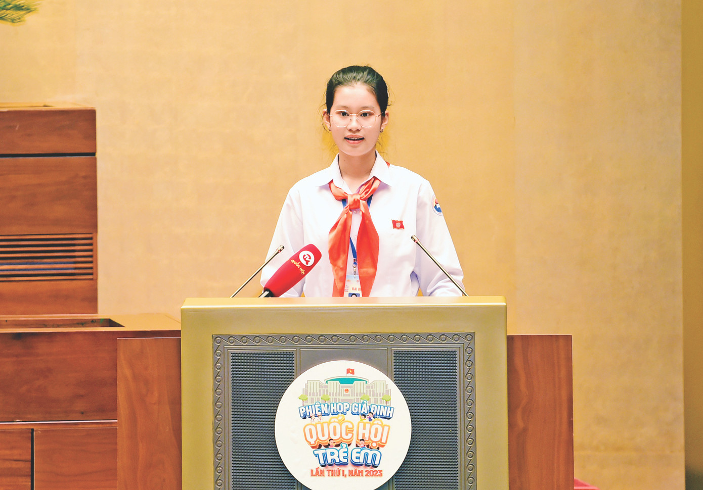 Em Đặng Cát Tiên - Chủ tịch "Quốc hội trẻ em" phát biểu tại phiên toàn thể phiên họp giả định "Quốc hội trẻ em" lần thứ I năm 2023. Ảnh: Xuân Tùng