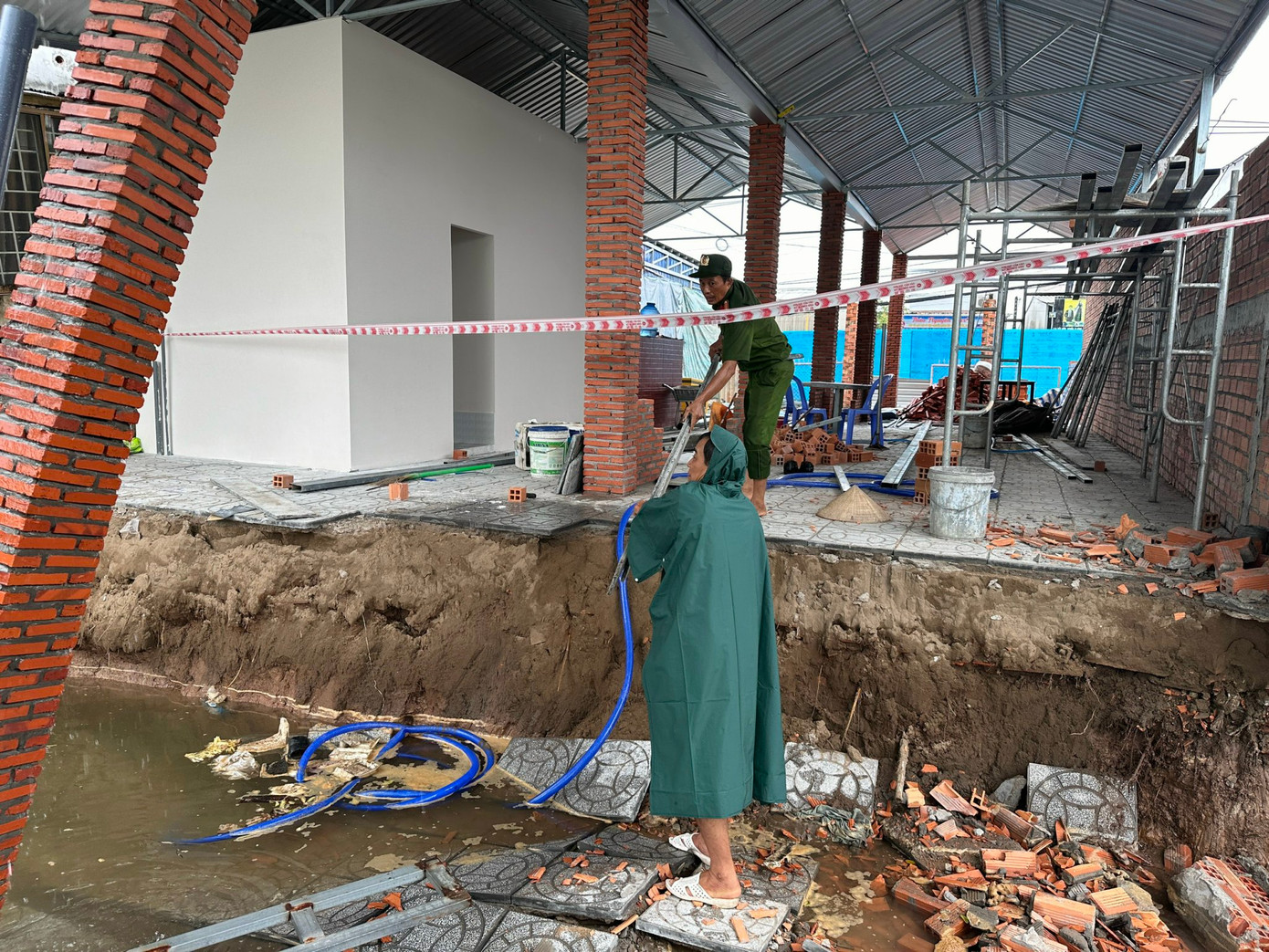 Hiện trường vụ sạt lở bờ sông Bình Thủy, phường Long Hòa, quận Bình Thủy, TP. Cần Thơ sáng 31/5/2024 Ảnh: Cảnh Kỳ Hiện trường vụ sạt lở bờ sông Bình Thủy, phường Long Hòa, quận Bình Thủy, TP. Cần Thơ sáng 31/5/2024 Ảnh: Cảnh Kỳ