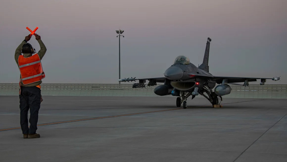 Huấn luyện với F-16 Fighting Falcon tại Căn cứ Không quân Al-Udeid, Qatar. Ảnh: AP Huấn luyện với F-16 Fighting Falcon tại Căn cứ Không quân Al-Udeid, Qatar. Ảnh: AP