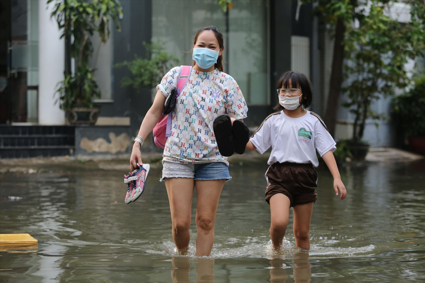 Người dân ở đường Huỳnh Tấn Phát (quận 7) sống chung với triều cường Ảnh: Hữu Huy Người dân ở đường Huỳnh Tấn Phát (quận 7) sống chung với triều cường Ảnh: Hữu Huy