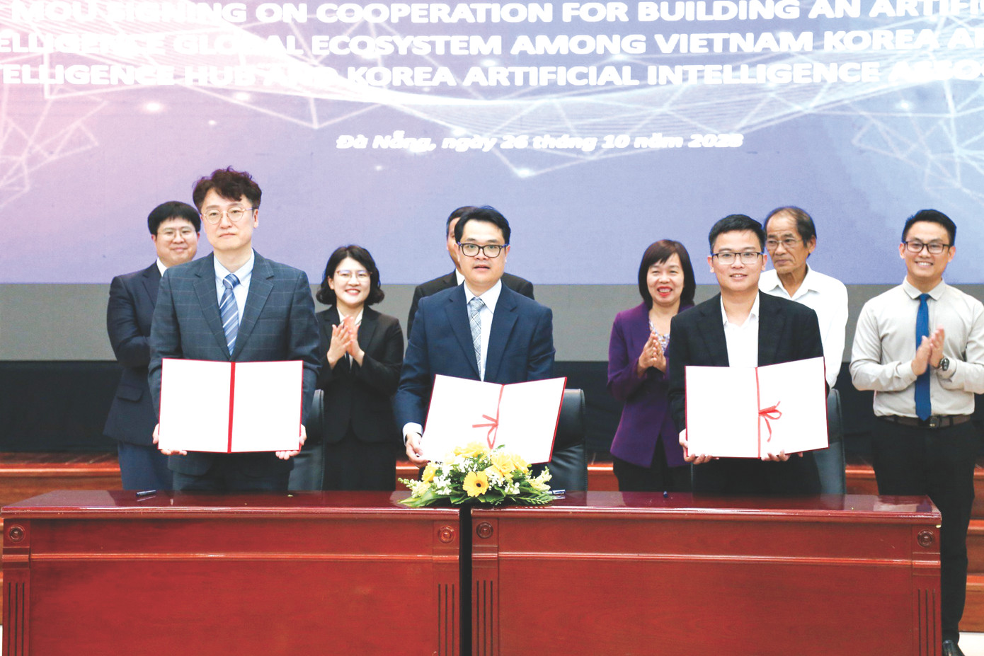 Anh Nguyễn Văn Minh Đức (bìa phải, đại diện VKAI Hub) kí kết hợp tác với Hiệp hội Trí tuệ nhân tạo Hàn Quốc để xây dựng Hệ sinh thái toàn cầu về trí tuệ nhân tạo. Ảnh: Giang Thanh Anh Nguyễn Văn Minh Đức (bìa phải, đại diện VKAI Hub) kí kết hợp tác với Hiệp hội Trí tuệ nhân tạo Hàn Quốc để xây dựng Hệ sinh thái toàn cầu về trí tuệ nhân tạo. Ảnh: Giang Thanh