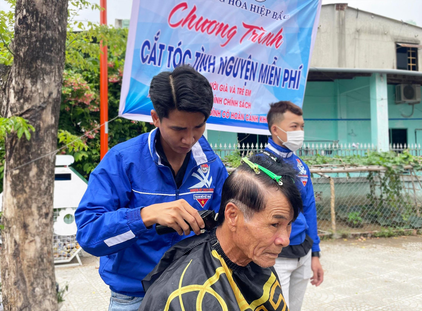 Bạn trẻ cắt tóc miễn phí cho các trường hợp có hoàn cảnh khó khăn, đối tượng chính sách trên địa bàn phường Hòa Hiệp Bắc
