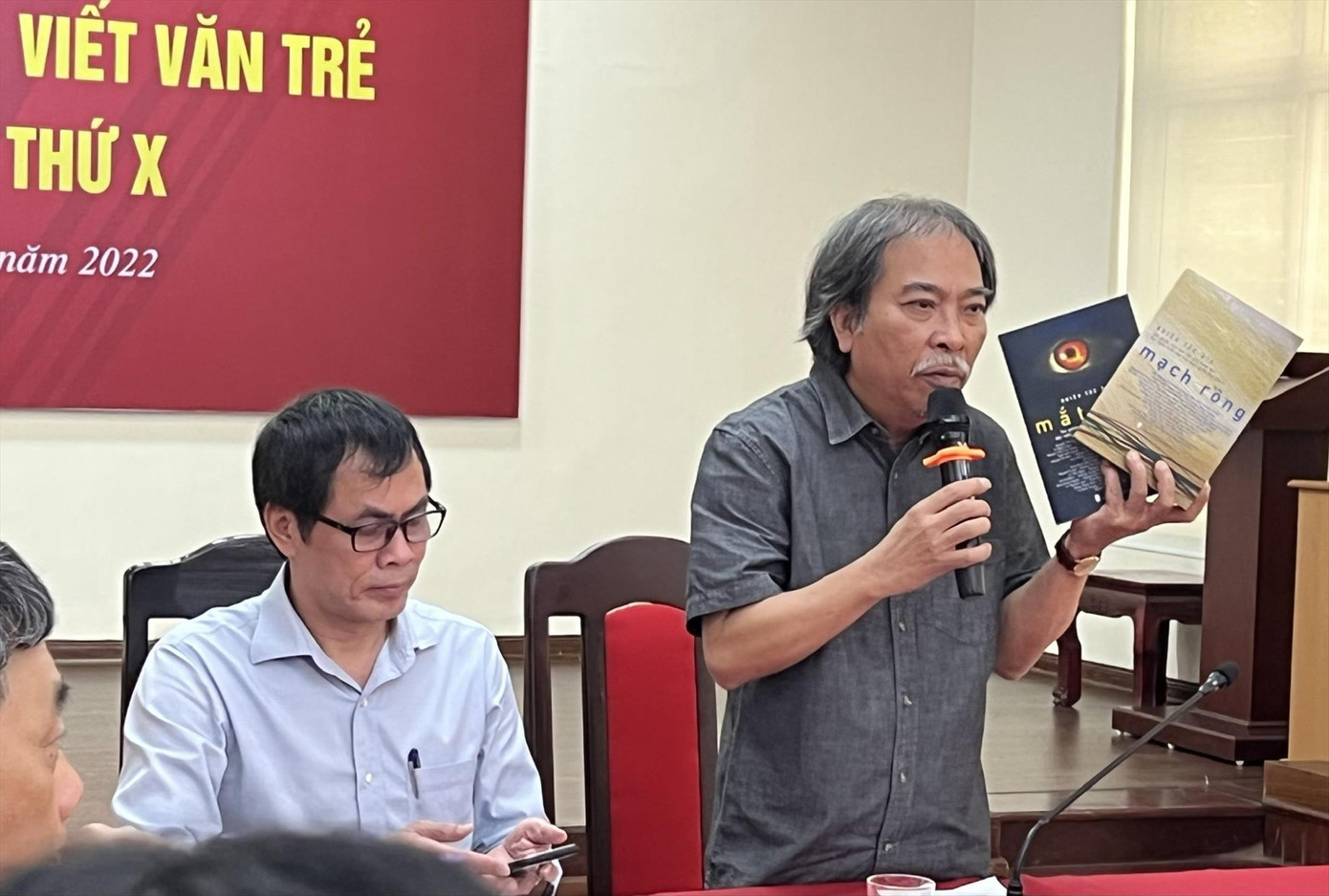 Chủ tịch Hội Nhà văn Việt Nam cam kết tìm kiếm, khích lệ nhiều giọng nói mới hơn nữa Ảnh: KỲ SƠN Chủ tịch Hội Nhà văn Việt Nam cam kết tìm kiếm, khích lệ nhiều giọng nói mới hơn nữa Ảnh: KỲ SƠN