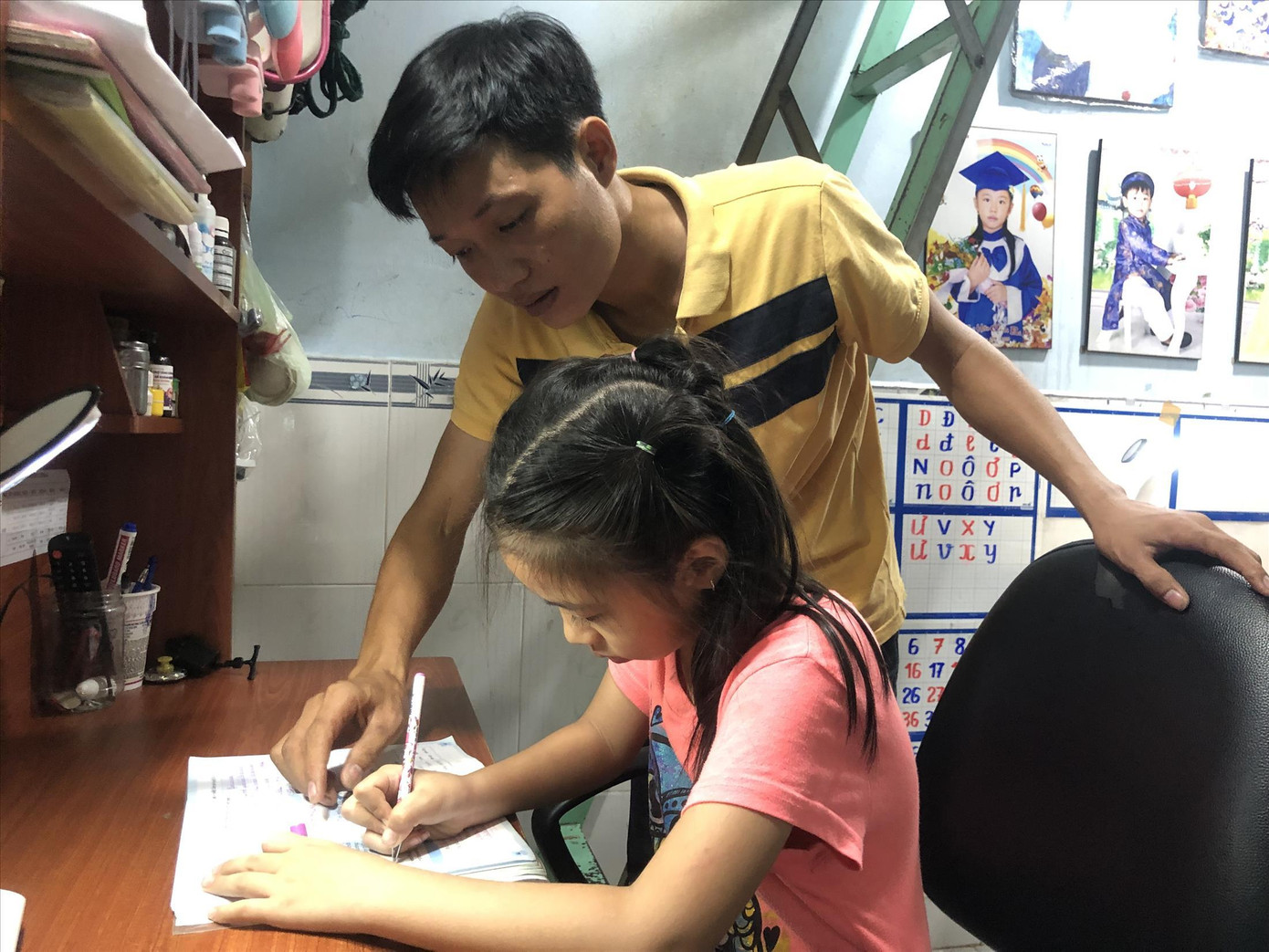 Phụ huynh trước nỗi lo về SGK mỗi khi vào năm học Ảnh: Nguyễn Dũng Phụ huynh trước nỗi lo về SGK mỗi khi vào năm học Ảnh: Nguyễn Dũng