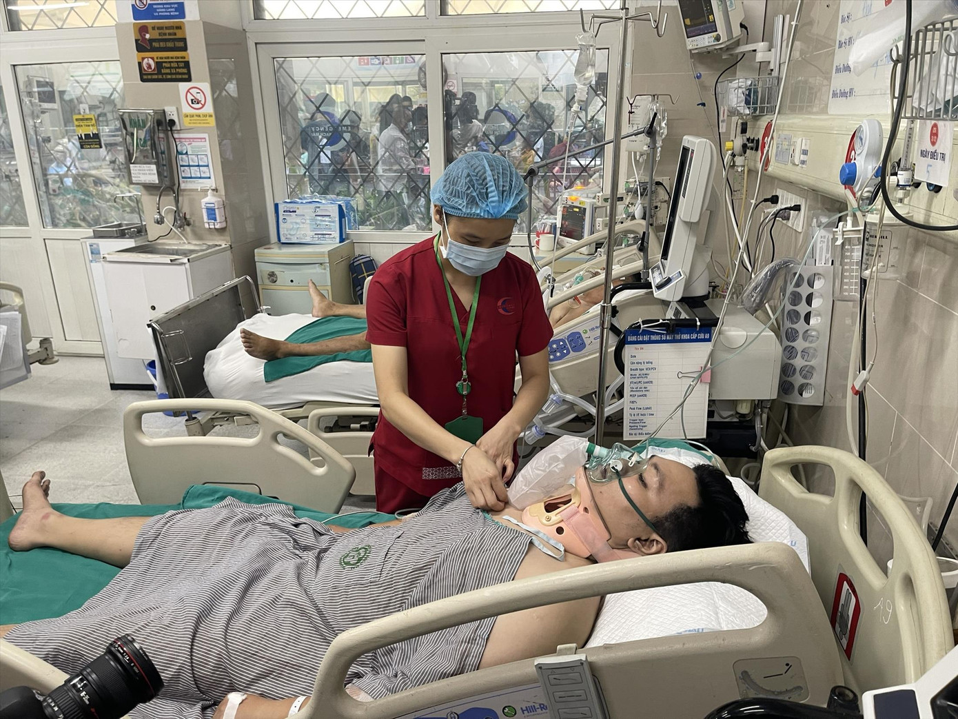 Nạn nhân của vụ cháy bị đa chấn thương. Ảnh: Hà Minh