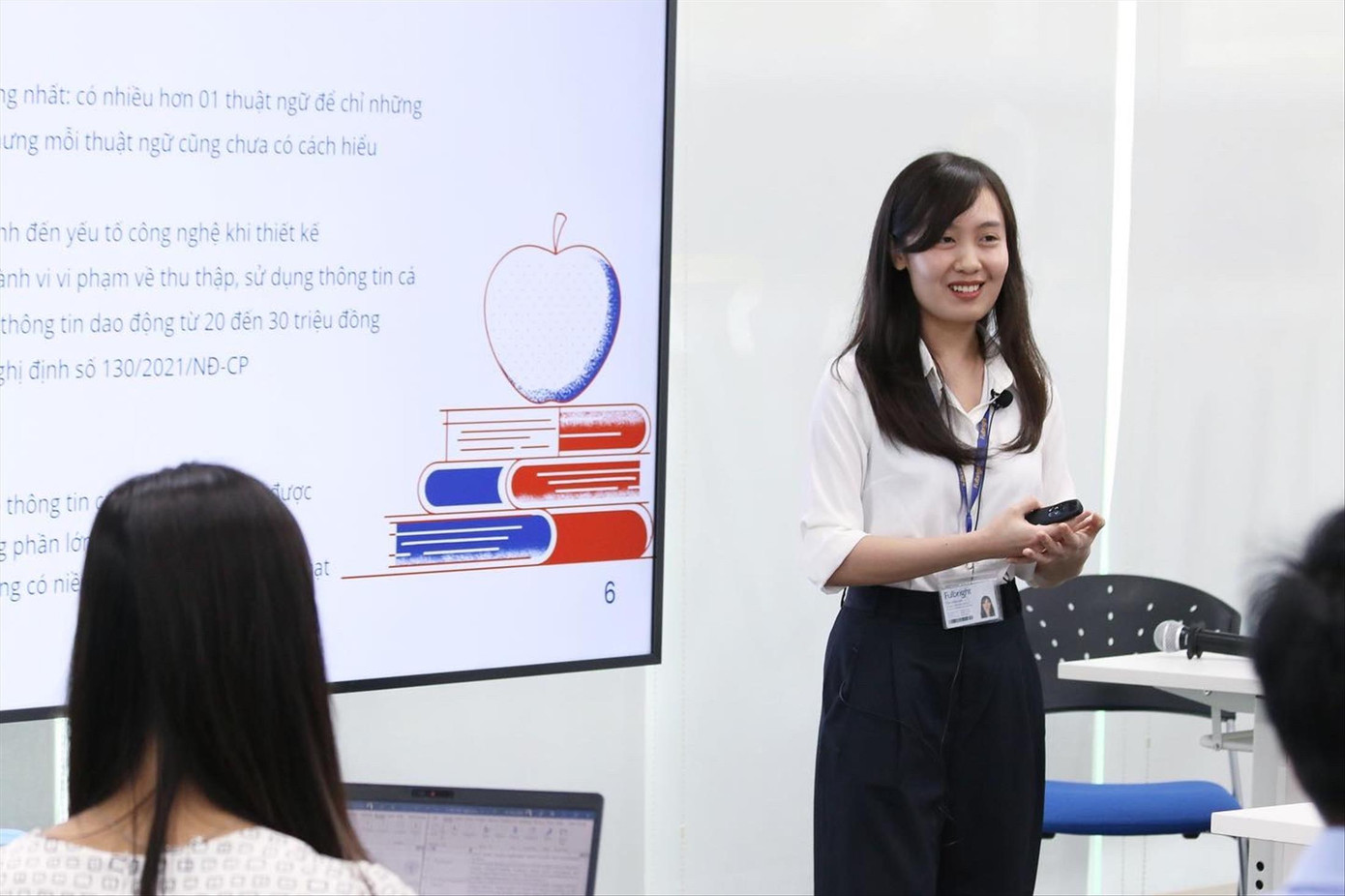 Trần Mẫn Linh trong một buổi thuyết trình tại Đại học Fulbright Việt Nam