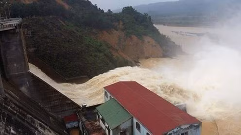 Nhà máy thủy điện Hố Hô xả lũ