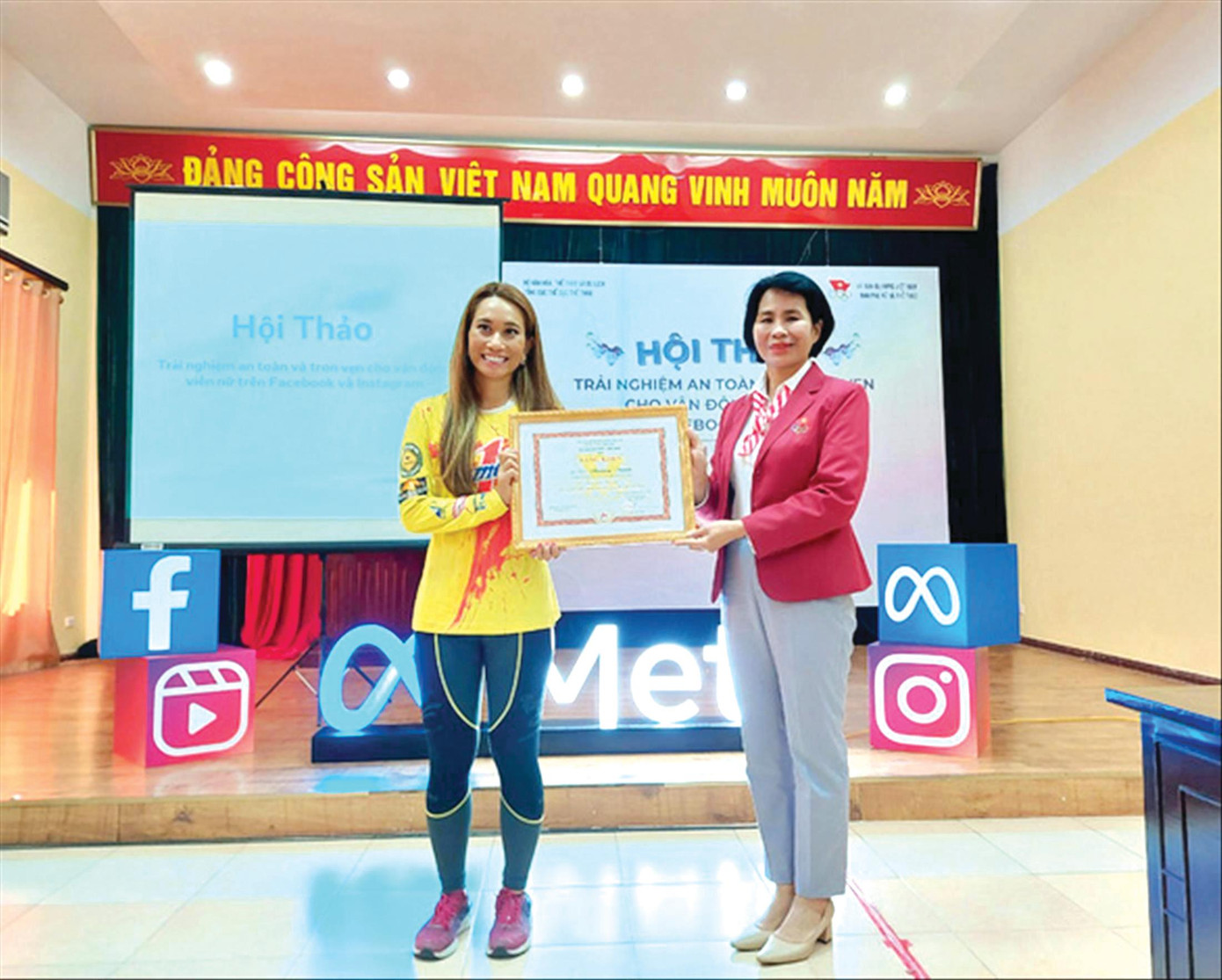 Phó Tổng cục trưởng Tổng cục TDTT Lê Thị Hoàng Yến trao bằng khen cho VĐV Vũ Phương Thanh ảnh: Xuân Lan