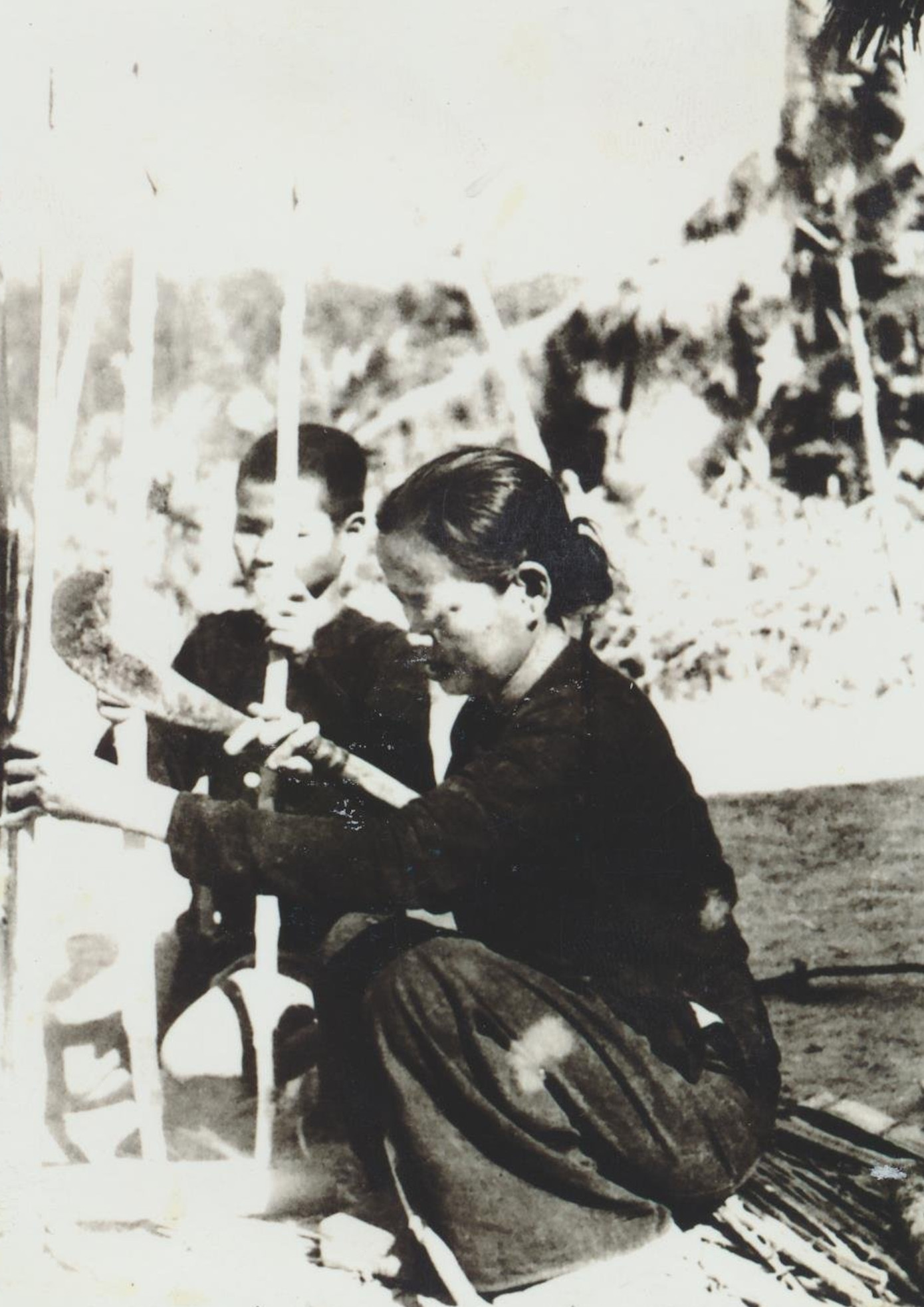 Người dân miền Đông vót chông, chuẩn bị vũ khí. Người dân miền Đông vót chông, chuẩn bị vũ khí.