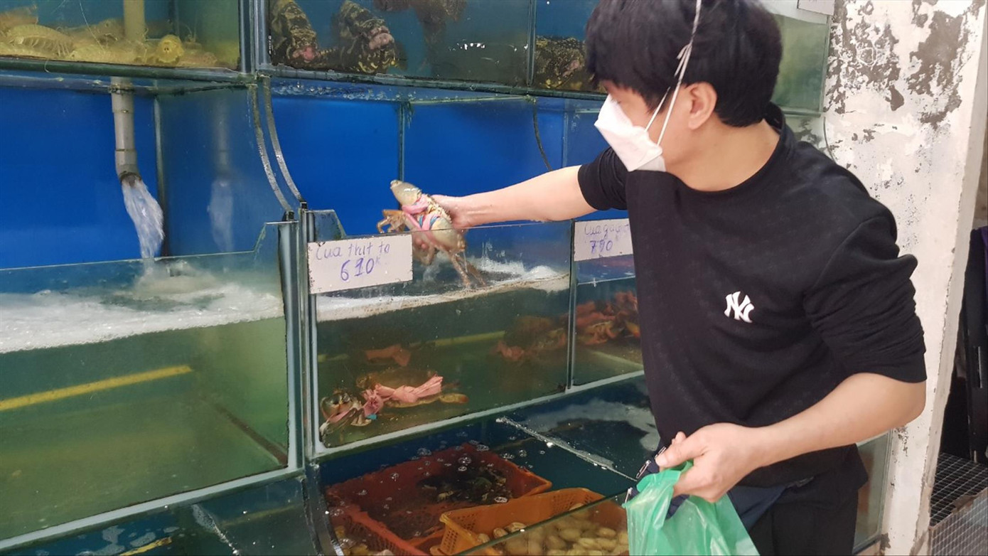 Hải sản tươi sống tăng giá từng ngày vì nhiều người mua biếu Tết. Ảnh: Ngọc Mai