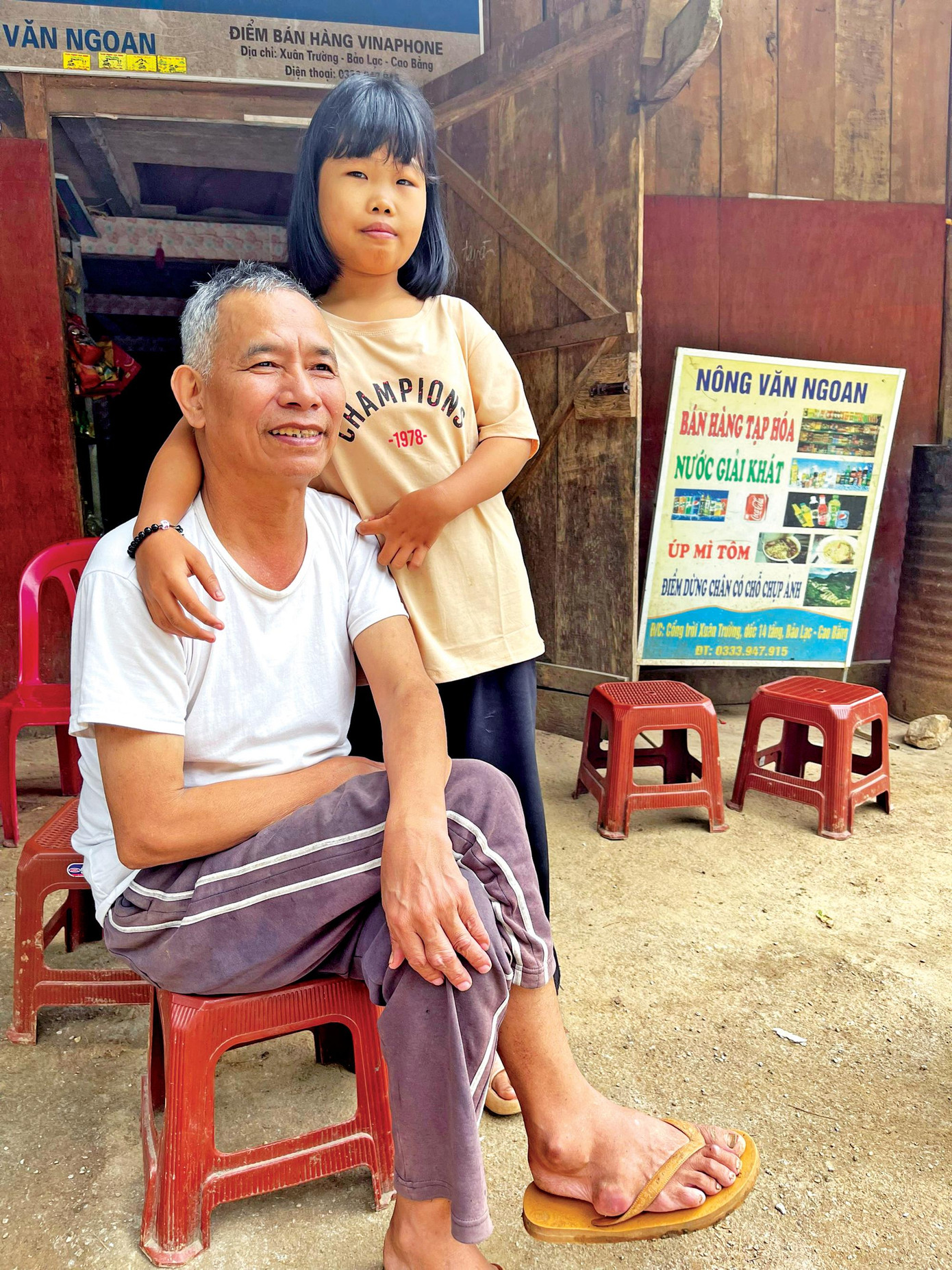 Ông Nông Văn Ngoan, chủ quán nước, người tìm ra địa điểm ngắm toàn bộ con đèo 14 tầng và cháu ngoại Ông Nông Văn Ngoan, chủ quán nước, người tìm ra địa điểm ngắm toàn bộ con đèo 14 tầng và cháu ngoại